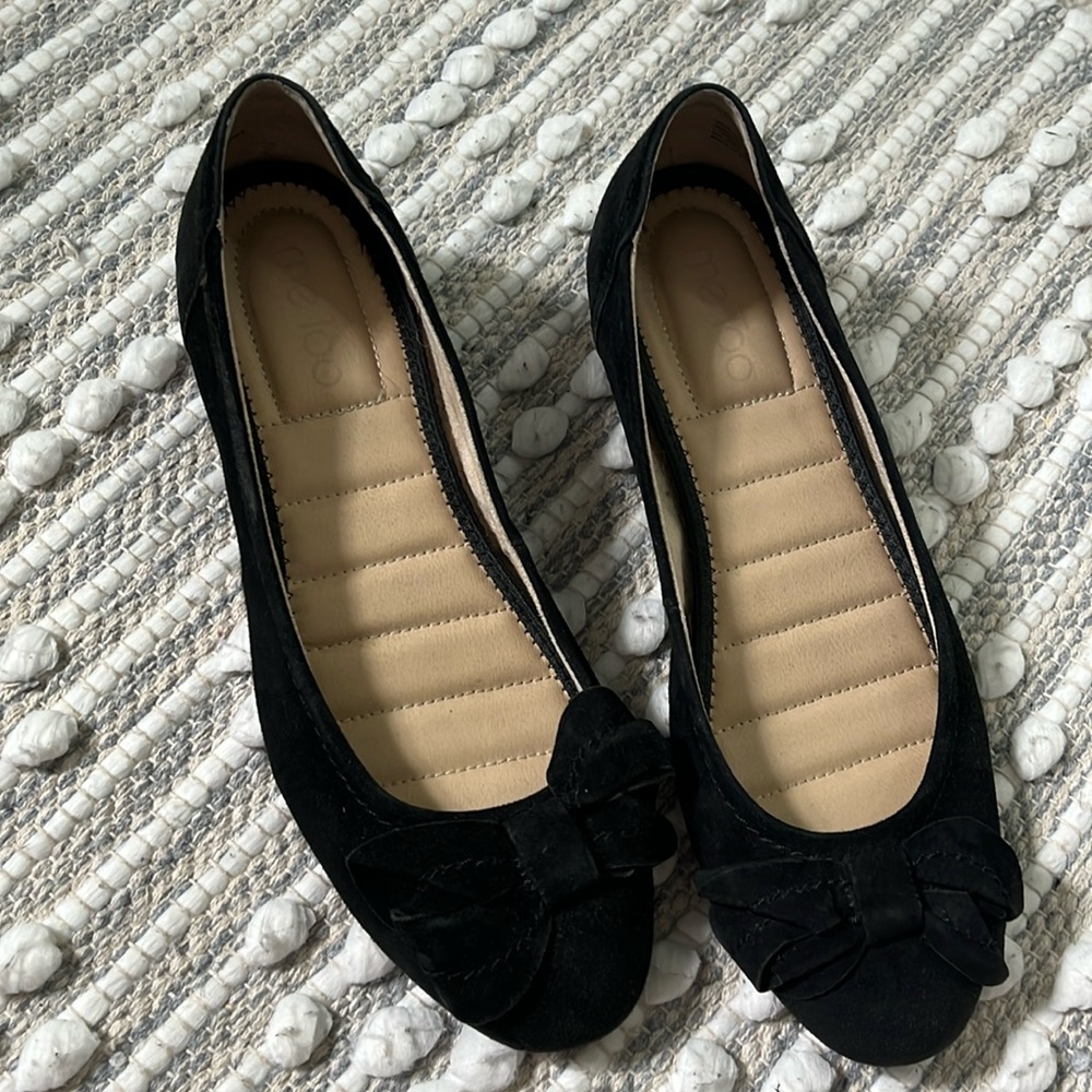 Me Too black bow suede flats